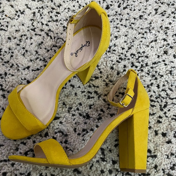 Yellow Quipid Platform Sandals size 9 - Picture 3 of 3